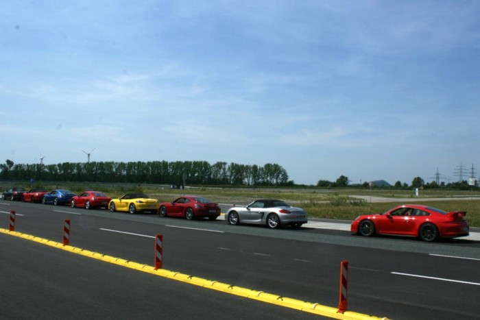 911 GT3 – 9000. És ez csak a kezdet! 71 Még egy Cayman GTS-ből vagy 911 Carrera 4S-ből átülve is hatalmas ugrás a GT3, pirosban, a sor végén