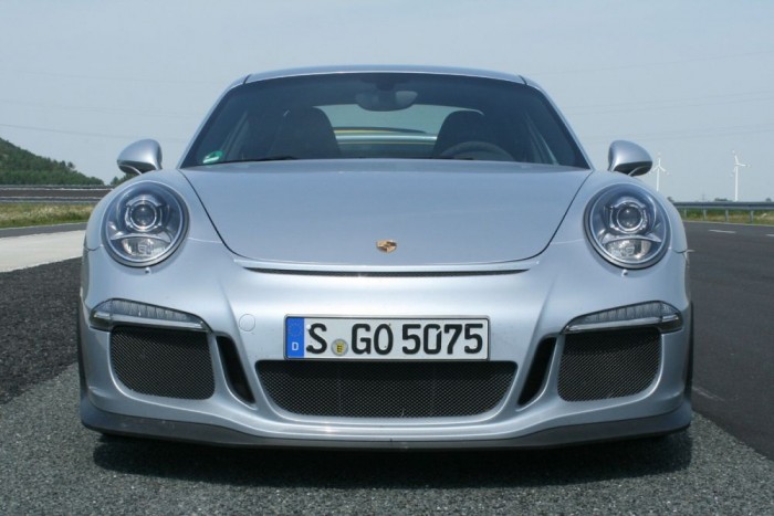 911 GT3 – 9000. És ez csak a kezdet! 76 Purisztikus sportgép: hátsókerék-hajtás, szívómotor. A GT3 RS szívómotoros lesz és még közelebb van a versenyautókhoz. A GT2 turbós és hátsókerekes