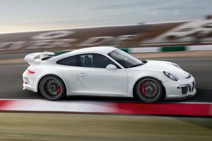 Szénné forgatható boxermotorja egyenesen az ereinkbe üvölti a dalát. 9000-ig pörög