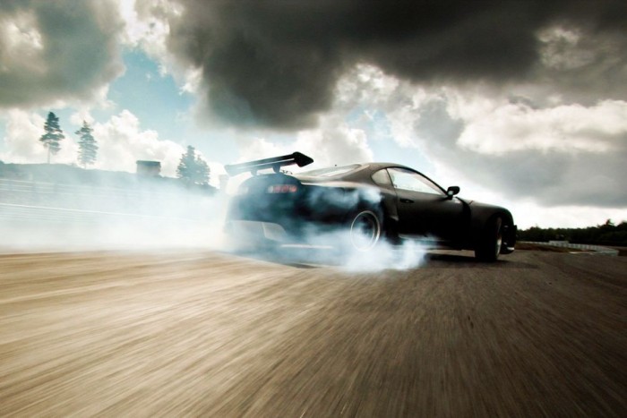 320 lóerő az utolsó turbós Supra gyári adata. Driftautóként ma is él, akár 1000 lóerőre felhúzott motorral