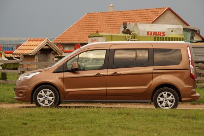 Amiből kiröhögöd a családi kombikat 96 Három méter 6,2 centi a tengelytáv. A Peugeot Experté csak három méter, a rövidebb Tourneo Customé 2,93