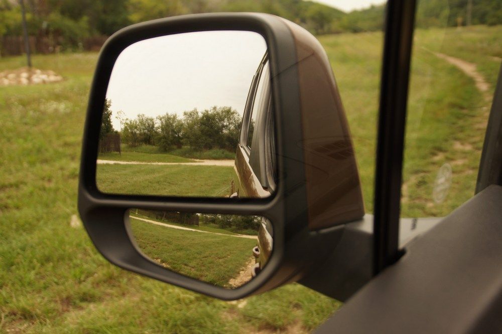 Az osztott teherautó-tükör hasznos, tolatáskor padkát lesni is jó benne és sokkal jobban követhető a mögöttes forgalom is