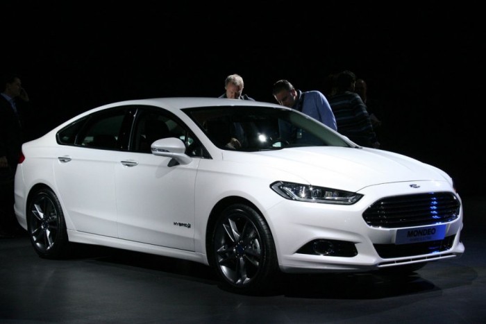 Kizárólag lépcsős háttal kapható a hibrid, más motorváltozat nincs is ehhez a karosszériához