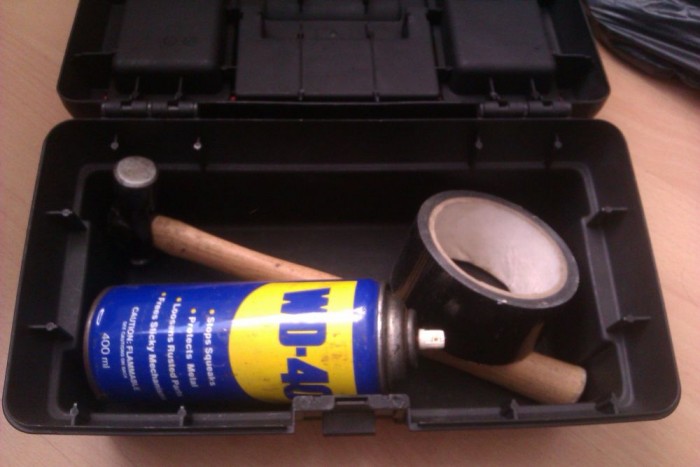 Tíz dolog, amit mindig tarts az autódban 11 Ragasztószalag és WD40. Két évtizeddel ezelőtt még természetes volt, hogy az autó csomagterében ott zötyögött egy ládányi szerszám is. Mára az esetek többségében nem segít a krova készlet, de az ezermesterek két kedvence.
Ahogy a mondás is tartja Az életben csupán két dologra van szükség, WD-40-re és szigetelőszalagra. Ha valami nem mozdul, pedig kellene, használjunk WD-40-et! Amennyiben viszont az mozdul el, aminek nem kellene, csak szedjük elő a szigetelőszalagot!