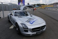 3,7 mp alatt gyorsul százra, 320 km/óra a végsebessége az 591 lóerős SLS AMG GT-nek. Kilométerenként így is 10 másodperccel lassabb a Forma-1-es autóknál, a Hungaroringen több, mint negyven másodpercet kapna egy körön