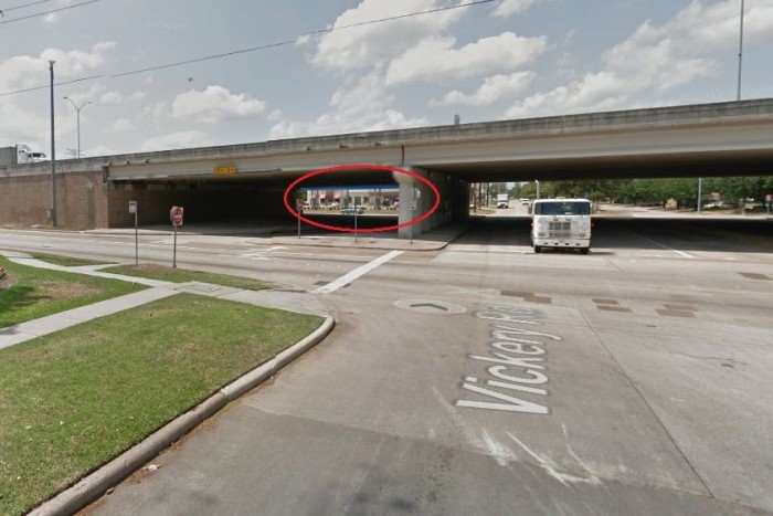 Ezen a bonyolult, forgalmas kereszteződésen kellett átkelnie a gyereknek, hogy a távolban látható benzinkúthoz eljusson.