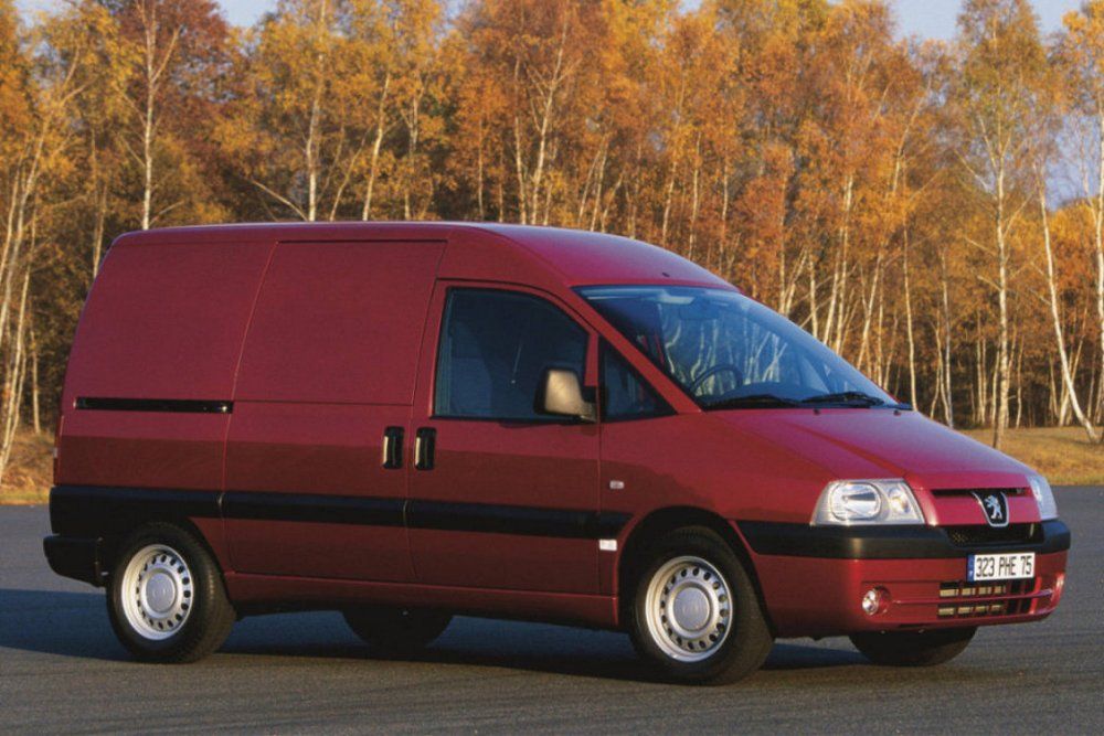 Egy facelifttel elrondított fényszórójú Peugeot Expert 2003-ból