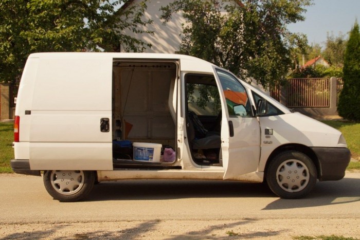 A tolóajtó mechanikája kiválóan működik ma is, sokkal jobban, mint az utastéri ajtó