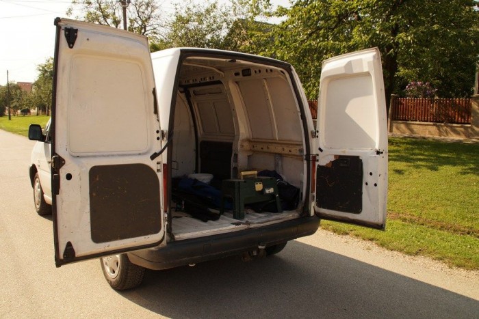 Az ajtók kiakaszthatók, 180 fokig nyithatók, lehet targoncával pakolni