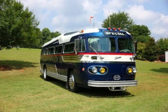 Retró luxusbusz két személynek