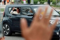 Meglepő autóval jár a pápa 4