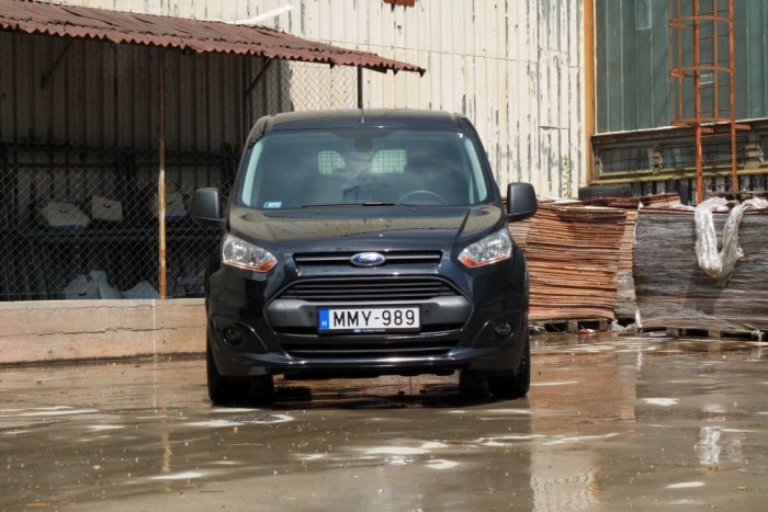 Egy túlöltözött melós a Fordtól 33 A vadonatúj Transit Connect modellt a vállalat ultra-szigorú haszonjármű-próbáknak vetette alá; az autó mintegy 5 millió kilométernek megfelelő tesztutat teljesített