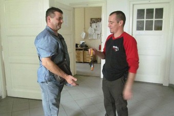 Vitték az autót az interneten felszedett nők