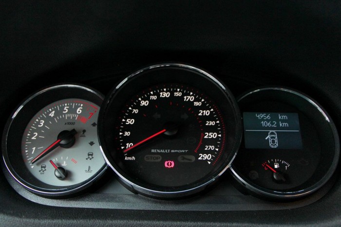 Bárkit lenyomsz vele 10 | Vezess Gyorsan mozognak a mutatók. 6 mp kell százig, a vége 254 km/óra