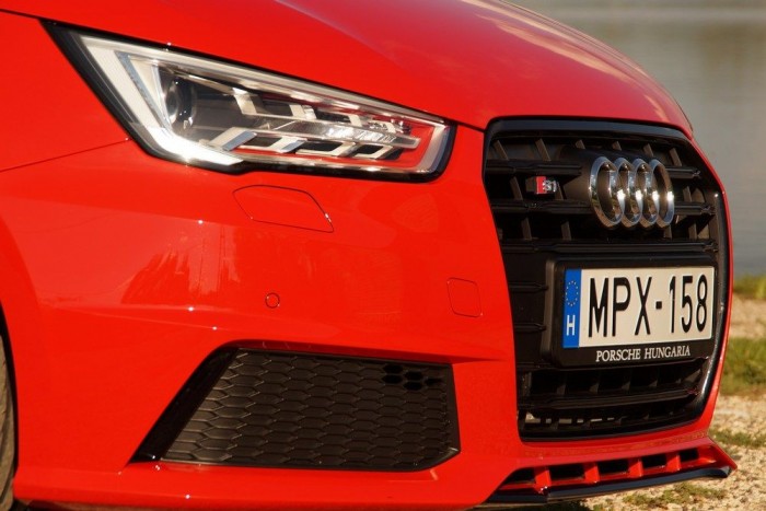 Nem lehet megunni a formát, a kis gonosz pofát, minden szögből mutat valami újat