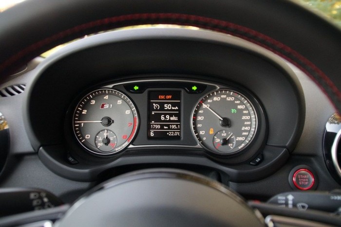 50-nél hatodikban ennyit forog. Pedig 370 Nm 1600-nál elbírna egy sokkal hosszabb váltót