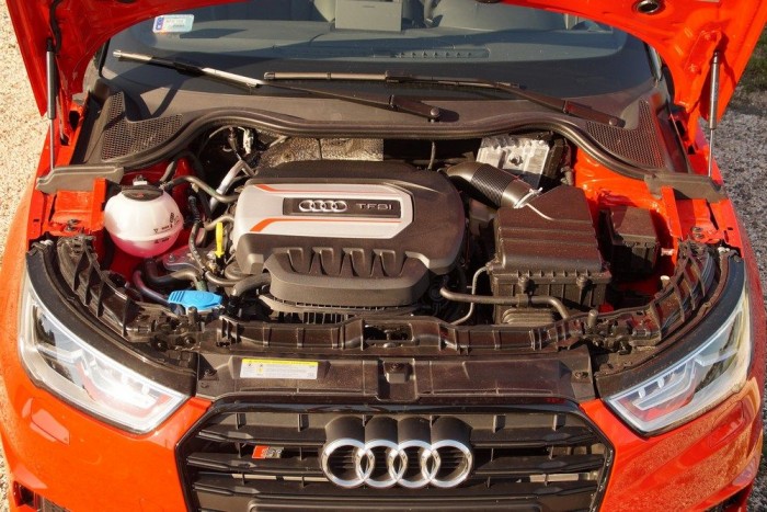 Keresztben a motor, hiszen az A1 csak annyira Audi, amennyire a VW Polo-alapok engedik neki