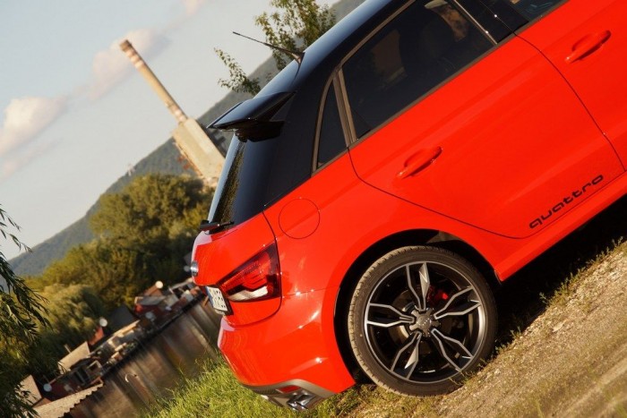 Tatabánya-Bánhida, Erőműi tó. Vegyék észre a parabolaantennák erdejét a horgászkunyhók tetején!