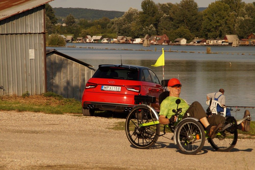 Tatabánya-Bánhida, Erőműi tó. Érdekes hely, nagyon izgalmas nonkonvencionális turistacélpont, a szoci öröksége, ami valami csoda folytán ma is életben van. Háromkerekű, benzinmotoros bringát például eddig még nem láttam sehol, és tessék