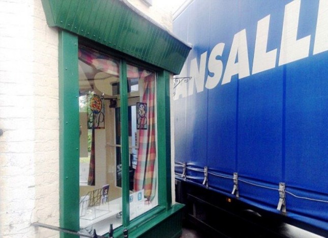 Pár centin múlott, hogy a kávézó egyben maradt