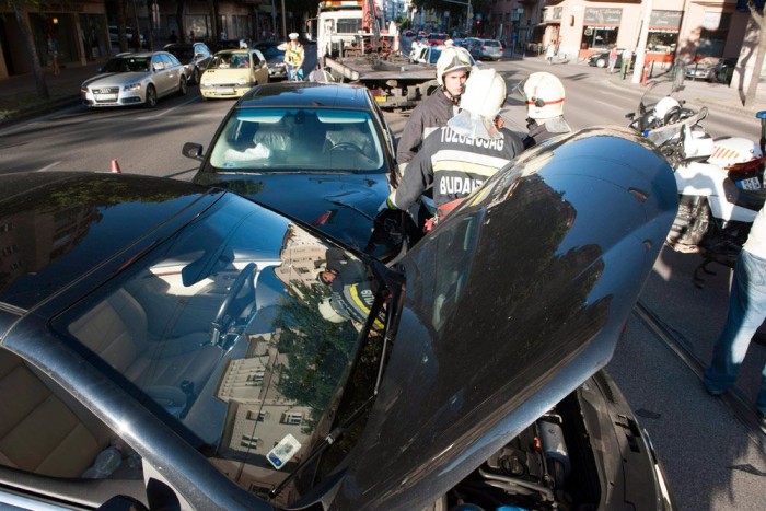 A nap képe – Villamossínen ütköztek az autók 6 | Vezess A nap képe – Villamossínen ütköztek az autók 6