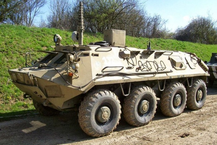 Top 10 – Magyar katonai járgányok 9 2. BTR 60 - 8x8-as csapatszállító, úszni is tudó csodamasina. Mozgásban ezt sem sokat láttuk, mindössze egyszer, inkább vontattuk egyik telephelyről a másikra, miközben a laktanya legkisebb harcosa küzdött az álló motor mellett dögnehéz kormányzással. BTR-ből 60-tól kezdődik a 8 kerekű kivitel, a korábbi modellek vagy kevesebb tengellyel, vagy lánctalppal rendelkeztek. A hajtáslánc mókás benne, két dízelmotor dolgozik benne, saját váltóval és mindegyikük két-két tengelyt hajt, így ha egy le is rohadt a BTR akkor is tovább tudott vánszorogni.