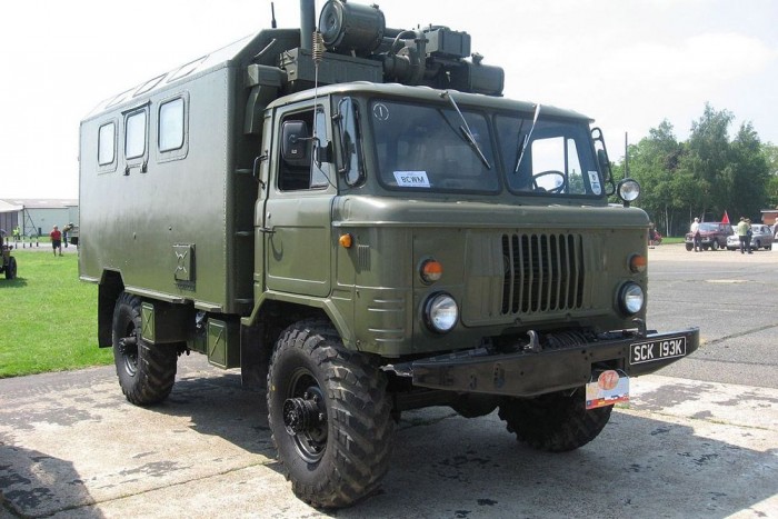 Top 10 – Magyar katonai járgányok 5 6. GAZ66 - A Gaz 66-os fő vonzereje a 4,3 literes V8-as benzinmotor és a tömpe orr volt. Beszállni, illetve vezetni ezt sem volt nagy élmény - főleg az idétlen üléspozíciónak köszönhetően - de az aránylag rövid tengelytáv, a minimális első túlnyúlás miatt legalább manőverezni könnyű volt vele. Platós, és főleg rádiós kivitelben fordult elő a telephelyen.