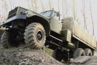 5. KRAZ - A laktanya legnagyobb, legimpozánsabb járgánya. A legenda szerint V12-es harckocsimotor dolgozott benne, igazából inkább 15 literes V8-as dízel mozgatta felénk ezeket a szörnyeket. Bár az igaz, hogy volt valami közük a tankokhoz, leginkább az, hogy a megszámlálhatatlan kerekű tréleren ők vontatták őket, ha kellett. Fa bodé és aránytalan, ballonos abroncsok jellemezték.