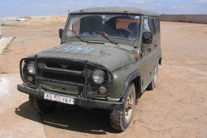 Top 10 – Magyar katonai járgányok 2 10. UAZ 469B - Talán a legkisebb, legkönnyebb sötétzöldre festett katonai járgány, ha a viccnek szánt katonai MZ-t kihagyjuk a sorból. Mégis menő dolgo volt ilyennel furikázni - hacsak nem a katonai rendészet zsuppolta be a honvédet valami idióta indokkal - mert az UAZ sofőrök általában valami fejest furikáztak. A 70 lóerős Volgamotoros jószág egyszerű, de többé-kevésbé megbízható cucc volt.