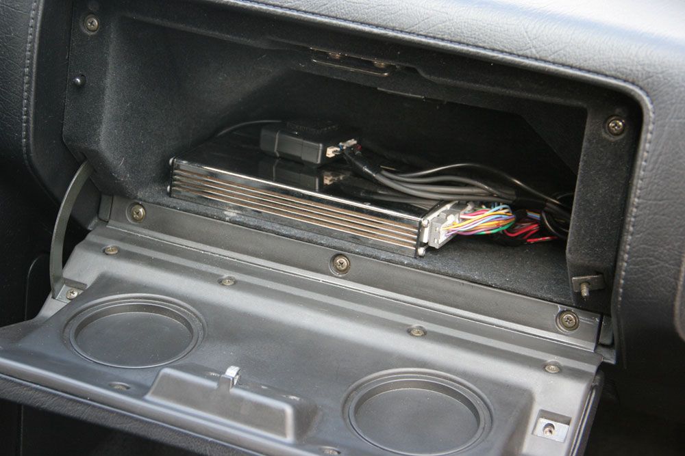 Kulcsra zárt kesztyűtartóban az autó esze