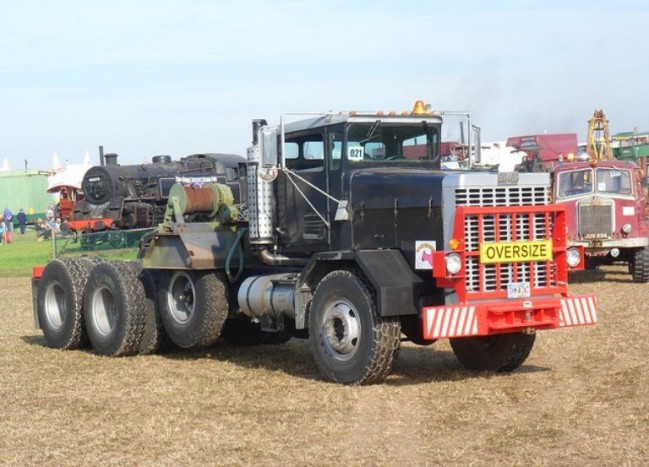 Az Oshkosh F2365-ös nyergesvontató, melynek alapjaira építették a katonai változatot 