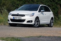 A Citroën C4-es nem mai darab, mégis tud újat mutatni. Kicsi, erős, háromhengeres benzinmotorral is kapható.