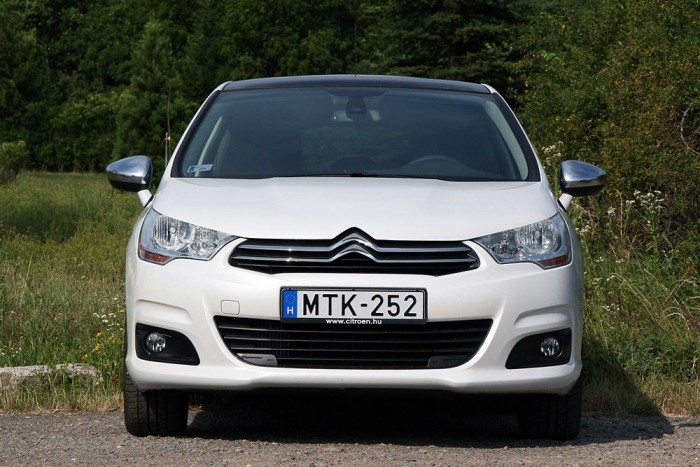 Kis motor, sok lóerő 6 | Vezess Szigorú tekintet a barátságos, gömbölyded alapon