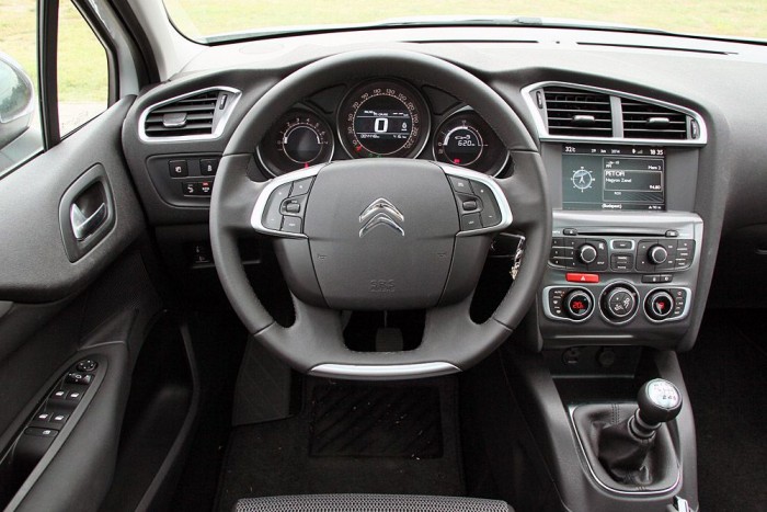 Kis motor, sok lóerő 8 | Vezess Kicsit komor, de korrekt belső