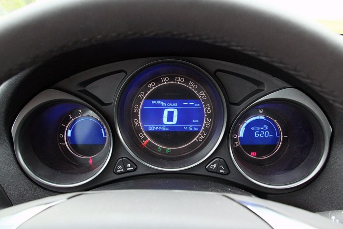 Kis motor, sok lóerő 12 | Vezess Belül-kék műszerfal