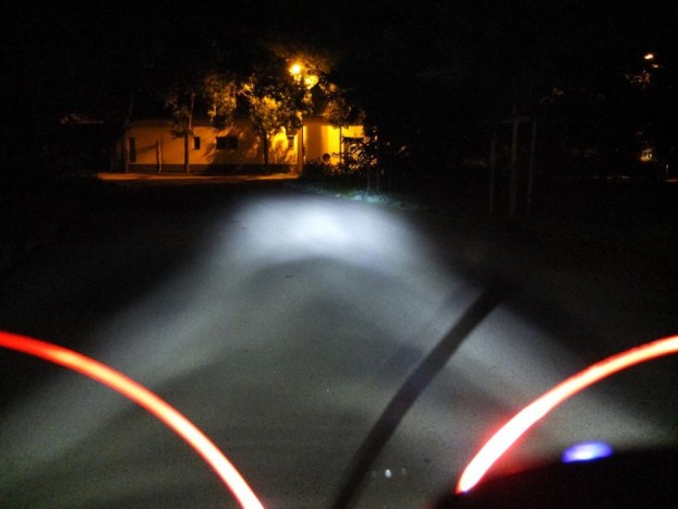 Kerékpáros lámpák – olcsótól a fényvetőig 9 | Vezess Az OSRAM FX70 legnagyobb előnye, hogy egyenletesen, széles sávban teríti a fényt.