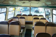 A hátsó traktus dupla üléssorral és nyitható ablakokkal