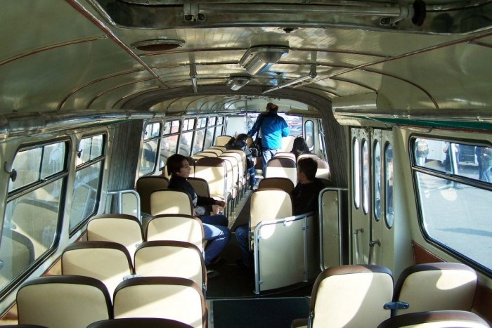 Az autóbuszt mindössze két ajtóval gyártották, így több hely maradt az üléseknek 