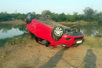 Elefánt borította fel a turisták autóját