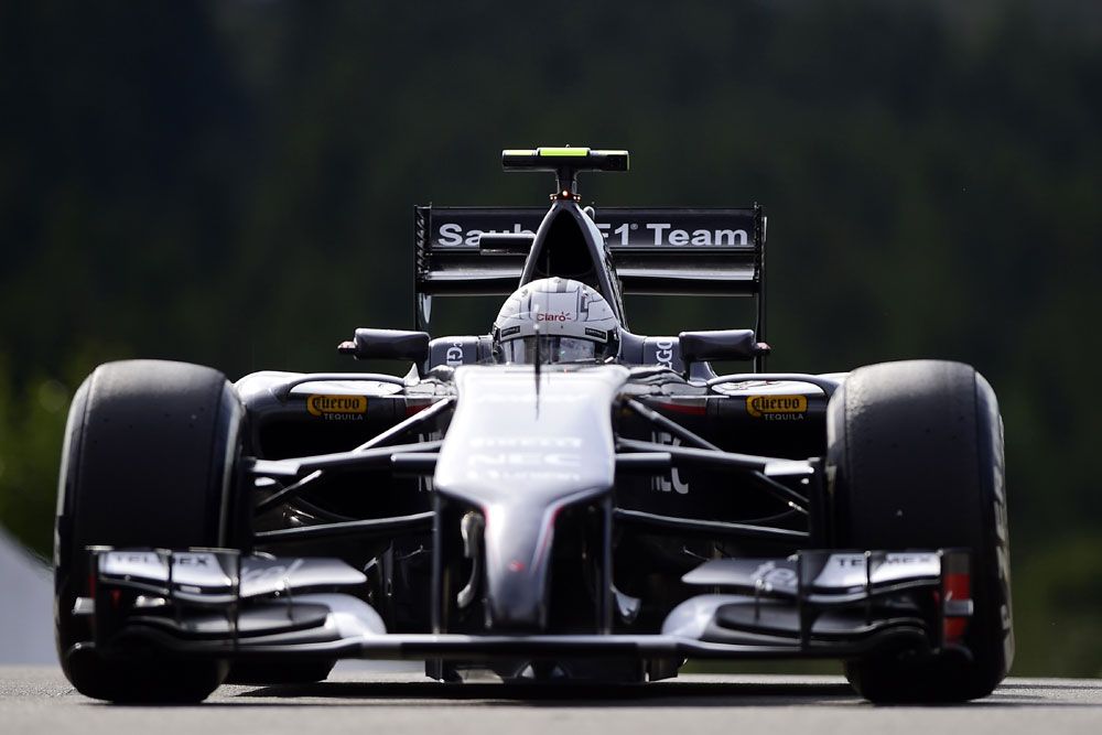 F1: Hajszálnyira egymástól a Mercedes-pilóták 11