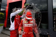 F1: Hideg zuhany Hamiltonéknak 54