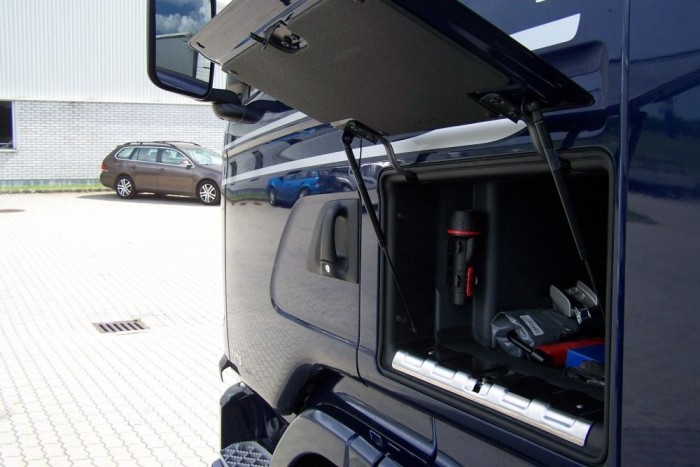 Menetpróbán az országutak királynője 7 | Vezess A vezető oldali ajtó mögött tárolórekesz várja a fontos holmikat