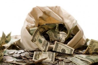 Ötmilliót felejtett a kocsi tetején, elvesztette