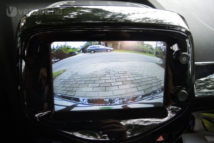 Formás, fürge csöppség 7 | Vezess Jól jön a tolatókamera, mert nehéz kilátni az autóból, éjszakai tolatáskor viszont zavaró a fénye