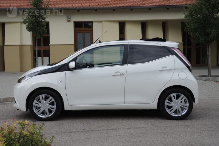 Formás, fürge csöppség 10 | Vezess Azonos tengelytáv mellett 25 milliméterrel hosszabb az előző Aygóhoz képest az új