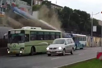 A hármas kocsiállásra busz landol...