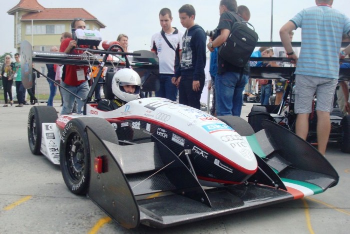 A box utcában kizárólag kézi erővel lehet mozgatni a versenyautókat 