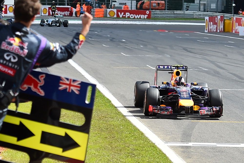 F1: Ricciardo megint nyert, Hamilton feladta 17
