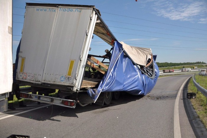 A nap képe – leborultak a sörösrekeszek a kamionról 7 A nap képe – leborultak a sörösrekeszek a kamionról 7