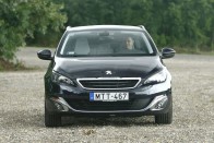 Visszafogottan elegáns a külső formaterv, hunyorítva, szemből akár Opel Astra is lehetne a Peugeot 308 SW.